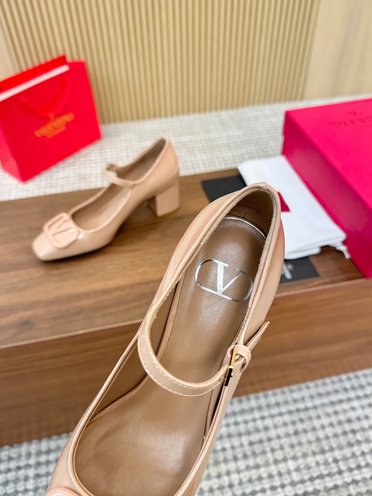 👟👟Ex-factory price 460👟👟 Genuine leather sole + 40 Valentino. Large v-buckle sandals ㊙️Latest series of counters Authentic grade version with perfect details. Authentic products are made one to one. All details are consistent with genuine ones. The upper foot is very pedicure type. The key point is that it is very good and easy to control. It does not grind the feet and does not tire the feet. Walking artifact, exclusive mold opening. The highest version on the market. Fabric: imported mixed sheepskin, lining and foot pads are all sheepskin. Code number (34 to 42) Customized sizes 34 and 42 are non-returnable and non-exchangeable. Heel height: 7.5CM. Rubber sole, leather sole +40